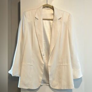 White blazer by TAHARI , in very good condition. Size 8
